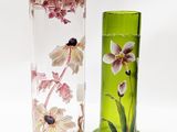 deux vases décorés de fleurs, placés l'un à côté de l'autre