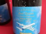 deux bouteilles de vin posées l'une à côté de l'autre sur une table