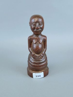 statue en bois d'une femme tenant un bébé dans ses bras