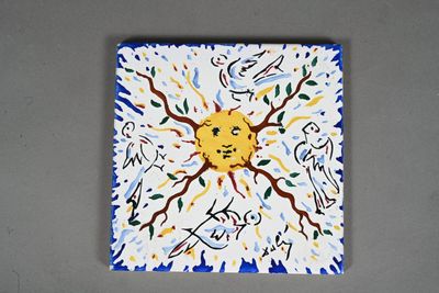 un tableau représentant un soleil accroché au mur