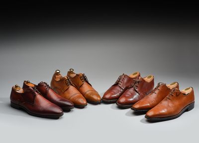 six paires de chaussures pour homme alignées en rang