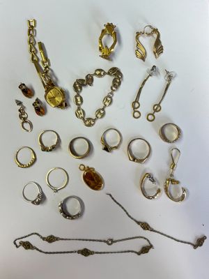 plusieurs types de bijoux différents sur une surface blanche