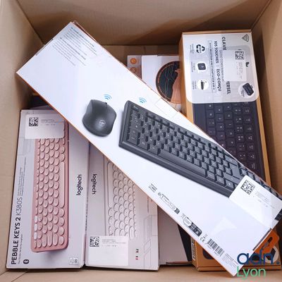 une boîte contenant un clavier et une souris