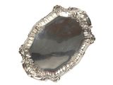un plateau en argent sur lequel est posé un miroir