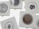 Une boîte blanche contient plusieurs types de pièces différentes