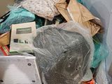 une boîte en carton remplie d'objets hétéroclites sur le sol