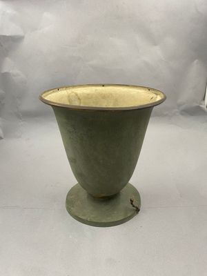 un vase vert posé sur une table blanche