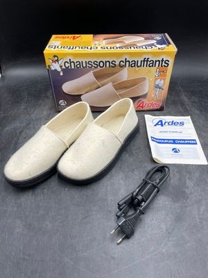 Réparti dans 2 cartons 30 paires de chaussons chauffant ARDE…