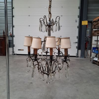 un lustre comportant de nombreuses ampoules