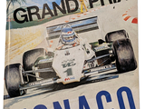 une affiche représentant une voiture de course accrochée au mur