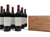 six bouteilles de vin rouge et une caisse en bois de vin