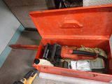 un outil dans une boîte à outils contenant un marteau et d'autres outils