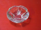 un bol en verre posé sur une table rouge, avec un fond rouge