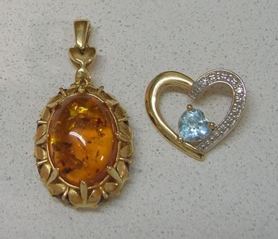 deux pendentifs en forme de cœur et un pendentif en forme de cœur serti d'une topaze bleue