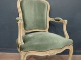 une chaise verte qui se trouve dans une pièce