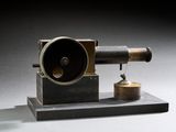 un petit télescope posé sur une table