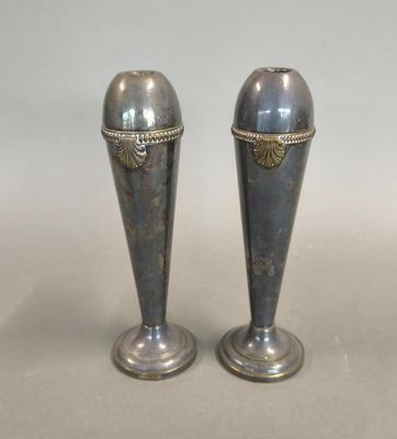 Paire de bougeoirs en métal argenté à décor de coquilles, et…