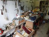 une pièce remplie d'une multitude d'outils et où règne un grand désordre