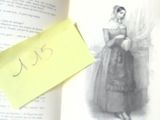 une photo d'un livre sur laquelle figure l'image d'une femme en robe