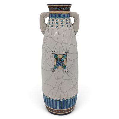 un vase blanc orné d'un motif bleu et vert