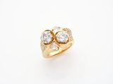 une bague en or sertie de trois diamants sur fond blanc