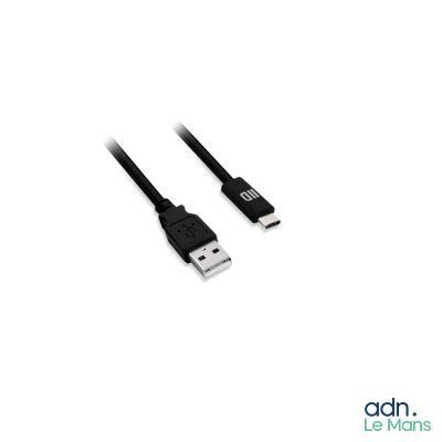 un gros plan d'un câble USB posé sur une surface blanche