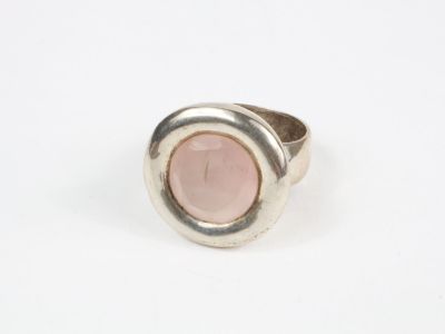 Gros plan sur une bague ornée d'une pierre rose