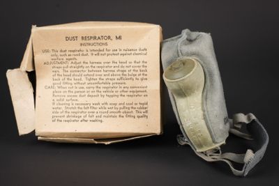 Dust Respirator M1. Boite en carton complète, mais présentan…