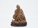figurine chinoise en bois sculpté représentant un homme assis avec un chien