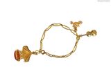 une photo d'un bracelet en or orné d'une clochette