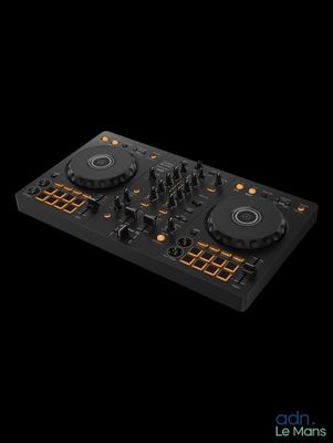 un gros plan d'un contrôleur de DJ sur fond noir