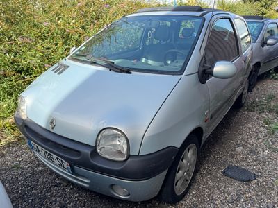 une petite voiture argentée garée sur le bord de la route