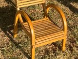 une chaise en bois posée dans l'herbe