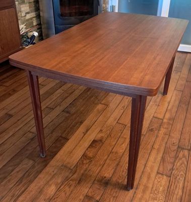 Table en bois naturel, travail des années 70