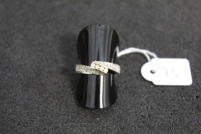 une bague posée sur une bague noire