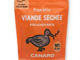 un gros plan sur un sac de nourriture sur fond blanc