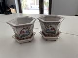 two vases that are sitting on a table
