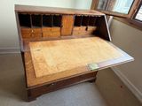 un petit bureau surmonté d'un tiroir