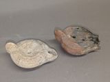 deux objets en poterie posés sur une table