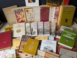 un grand nombre de livres posés sur une table