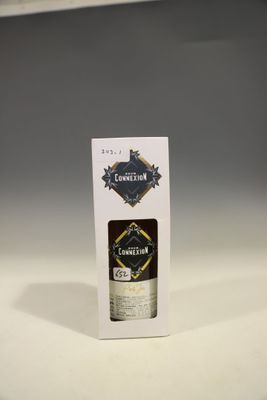 une bouteille de bière posée sur une table à côté d'une boîte