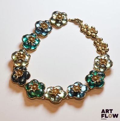 une photo d'un bracelet composé de perles de verre et de perles naturelles