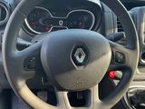 l'intérieur d'une voiture avec un volant et des commandes sur le tableau de bord