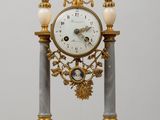 une horloge posée sur une table