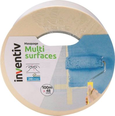 un gros plan d'un rouleau de ruban adhésif posé sur une surface blanche