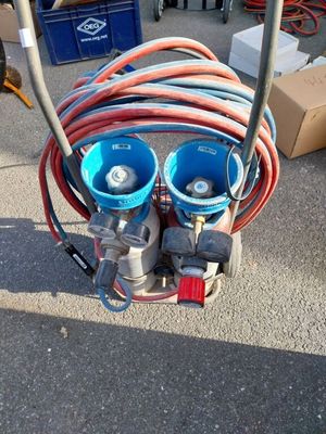 deux tuyaux fixés à un chariot équipé de quelques tuyaux