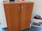 une petite armoire dans un coin de la pièce