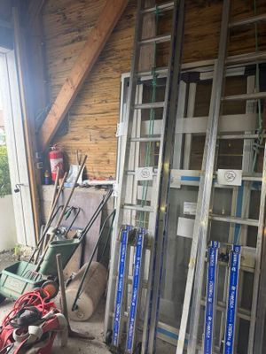 un tas d'outils posé dans un garage près d'une fenêtre