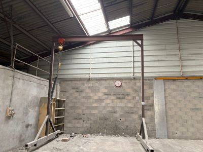 une pièce dans laquelle se trouvent une échelle et une porte