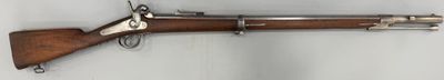 un vieux fusil accroché au mur d'une pièce